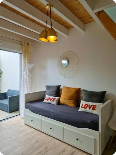 "Studiocaroline44", 2 studios entre la ville et la mer, parking, cuisine, moins de 15min de l'aeropo in Bouaye