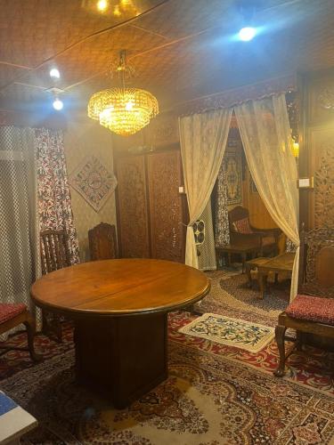 Houseboat Parimahal Deluxe in Srinagar