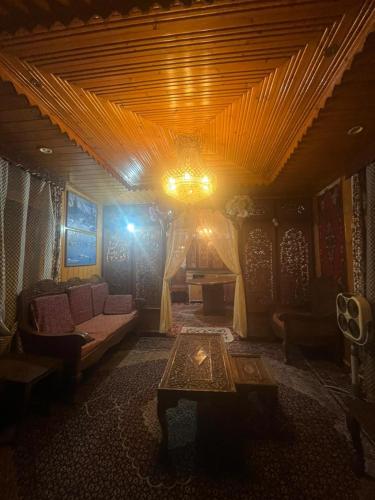 Houseboat Parimahal Deluxe in Srinagar