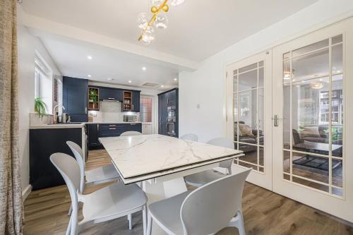 Stylish 4 Bed Trentham Retreat with Pool Table in Trentham