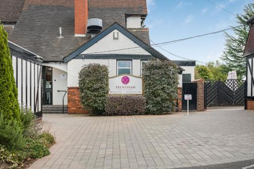 Stylish 4 Bed Trentham Retreat with Pool Table in Trentham