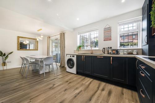 Stylish 4 Bed Trentham Retreat with Pool Table in Trentham