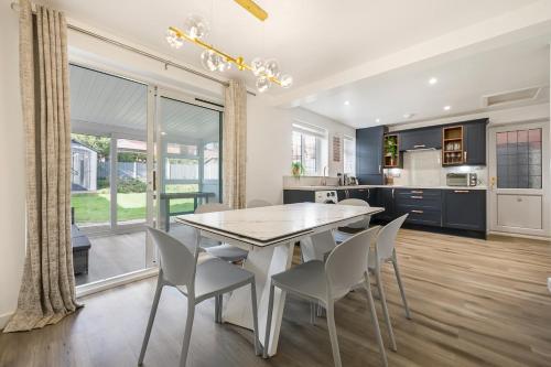Stylish 4 Bed Trentham Retreat with Pool Table in Trentham