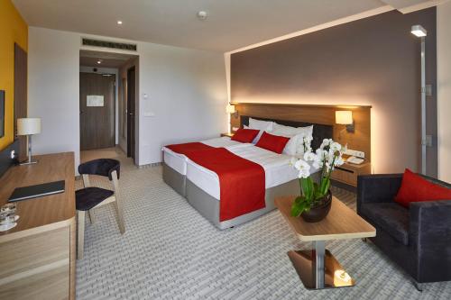 1 queen bed, 1 twin bed