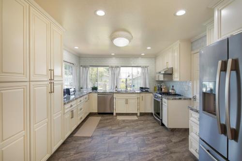Tranquil Pacific Grove Hideaway in Oceanfront