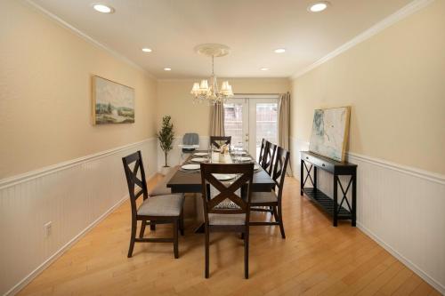 Tranquil Pacific Grove Hideaway in Oceanfront