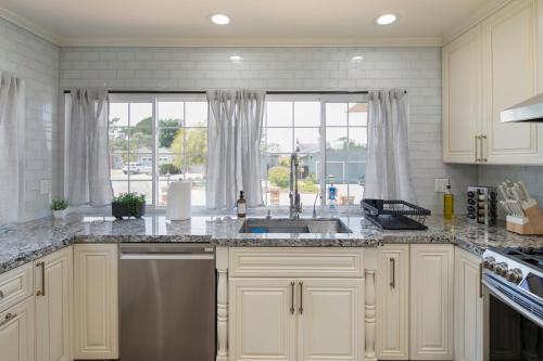 Tranquil Pacific Grove Hideaway in Oceanfront