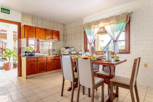 3 bedrooms, 5 beds