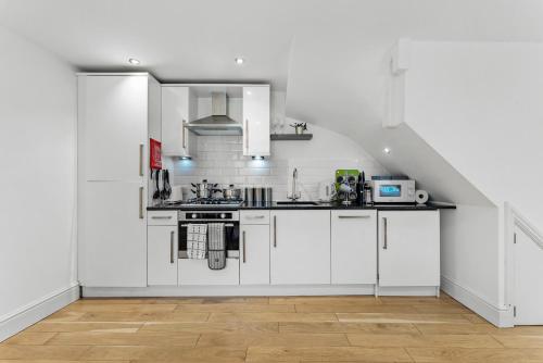 Stylish Roman Bath Apartments - Sleeps 12, Бат (фото 6)