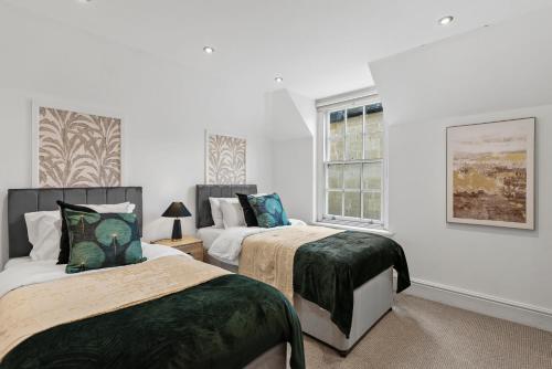 Stylish Roman Bath Apartments - Sleeps 12, Бат (фото 8)