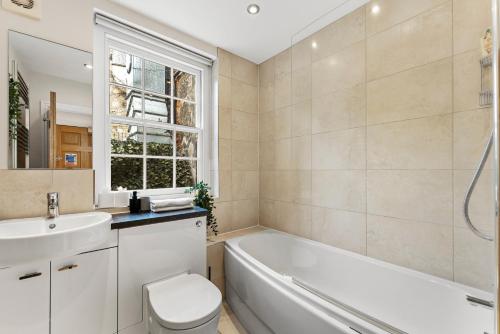 Stylish Roman Bath Apartments - Sleeps 12, Бат (фото 9)