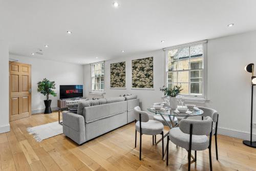 Stylish Roman Bath Apartments - Sleeps 12, Бат (фото 2)