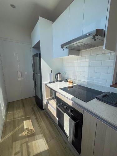 Konyha, Stunning high-rise apartment with panoramic view, Jacuzzi, gym, Near Carolina Park, Atahualpa Stadiu in El Batan