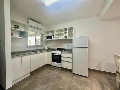 Cocina, Departamento 2 ambientes Complejo Amarras Pinamar con pileta y servicios in Pinamar