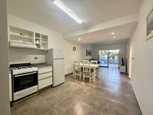Cocina, Departamento 2 ambientes Complejo Amarras Pinamar con pileta y servicios in Pinamar
