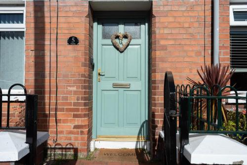 Caras Place , Falls Road in ฟอลส์ พาร์ก