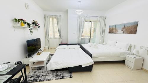 X11 Furnished with balcony England cluster international city near Dragon Mart, Dubai (Foto 8)