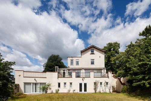 Beautiful 'Mayfield' Villa with private pool!, Manchester