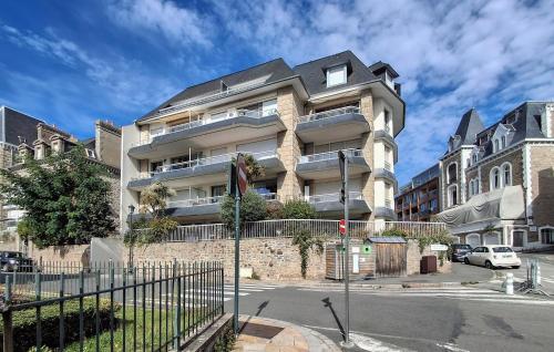 Gorgeous Apartment In Dinard With House Sea View - Location saisonnière - Dinard