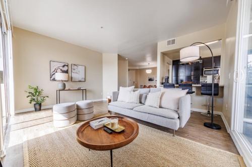 Spacious 3-Bedroom 3BTH Apt in Marina Del Rey! Pool, Hot Tub, Free Parking, Los Angeles