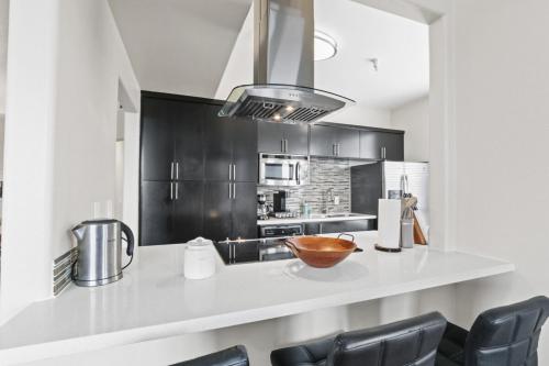 Charming 3-Bedroom 3 BTH Apt near Venice Beach! in Los Angeles, USA