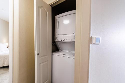Charming 3-Bedroom 3 BTH Apt near Venice Beach! in Los Angeles, USA