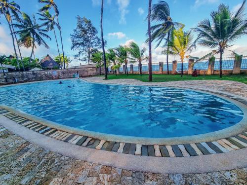 Penthouse with Stunning Beachfront Views 3