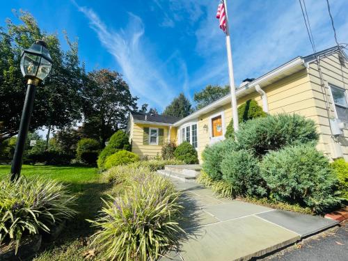Private Estate, Walk to Princeton Downtown, 3-Bedrooms 2-Bath with Free Parking 2