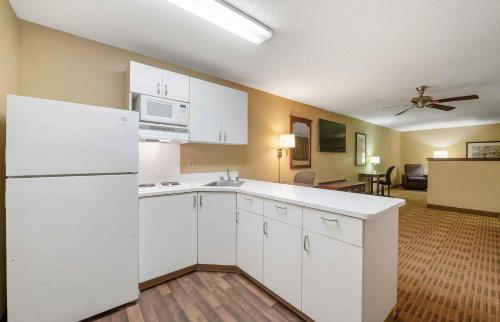 Kitchen, Extended Stay America Suites - Orlando - Lake Mary - 1036 Greenwood Blvd in Lake Mary