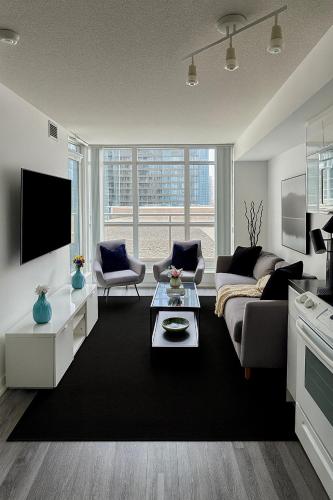 Upscale 1 Bed & Den Downtown Toronto