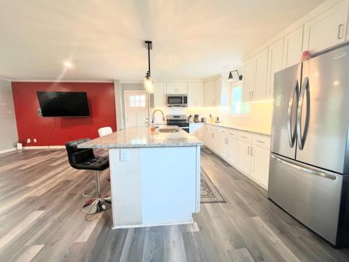 Spacious 4BR by Airport & Shops! in Atlanta, USA