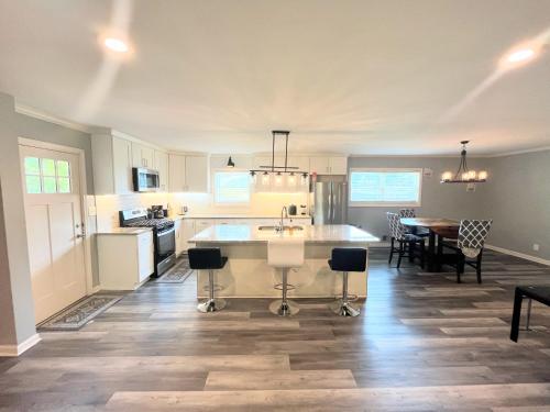 Spacious 4BR by Airport & Shops! in Atlanta, USA