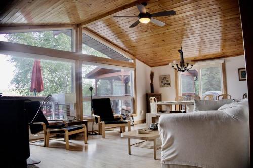 Serendipity 5 BR Waterfront 4 Seasons, Hot Tub, Firepit, Close to Ski HIll in Eagle Lake (ON)
