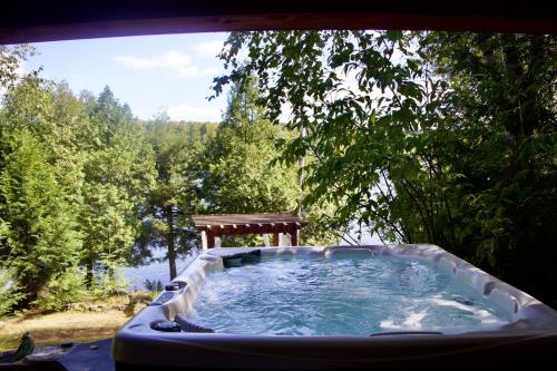 Serendipity 5 BR Waterfront 4 Seasons, Hot Tub, Firepit, Close to Ski HIll in Eagle Lake (ON)
