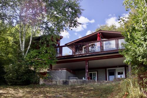 Serendipity 5 BR Waterfront 4 Seasons, Hot Tub, Firepit, Close to Ski HIll in Eagle Lake (ON)