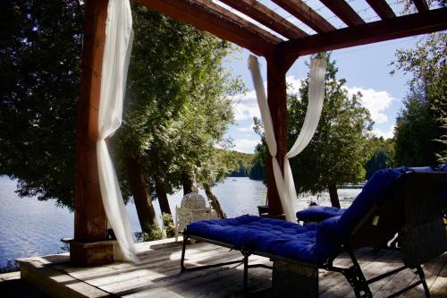 Serendipity 5 BR Waterfront 4 Seasons, Hot Tub, Firepit, Close to Ski HIll in Eagle Lake (ON)