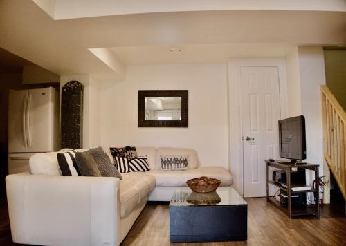 Serendipity 5 BR Waterfront 4 Seasons, Hot Tub, Firepit, Close to Ski HIll in Eagle Lake (ON)