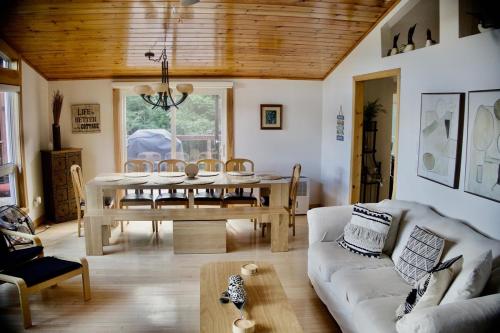 Serendipity 5 BR Waterfront 4 Seasons, Hot Tub, Firepit, Close to Ski HIll in Eagle Lake (ON)