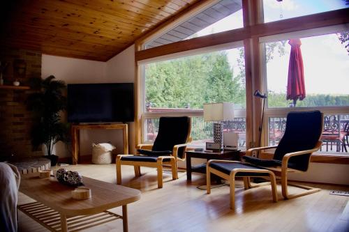 Serendipity 5 BR Waterfront 4 Seasons, Hot Tub, Firepit, Close to Ski HIll in Eagle Lake (ON)