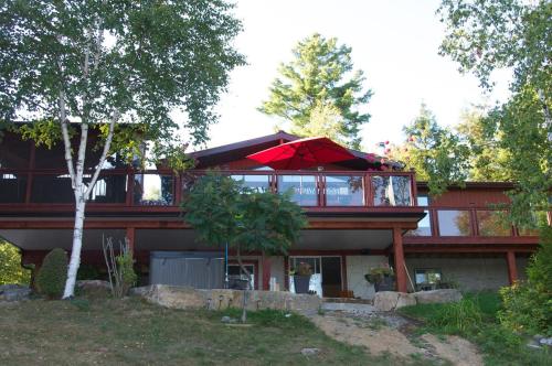 Serendipity 5 BR Waterfront 4 Seasons, Hot Tub, Firepit, Close to Ski HIll in Eagle Lake (ON)