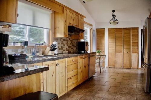 Serendipity 5 BR Waterfront 4 Seasons, Hot Tub, Firepit, Close to Ski HIll in Eagle Lake (ON)