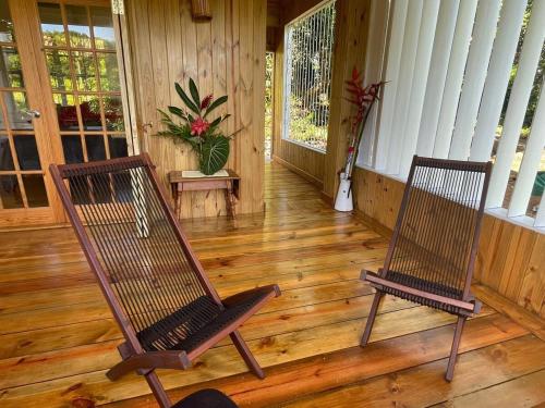 ระเบียง/ชานเรือน, Lovely 1-bedroom wooden cabin in garden in เมาท์ปาร์นัสซุส