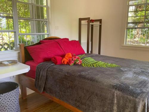 Lovely 1-bedroom wooden cabin in garden in เมาท์ปาร์นัสซุส