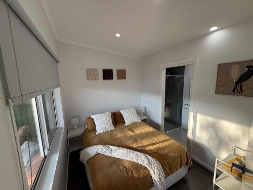 Erin's Bunker Charming Chalet next to Golf Club in Australind