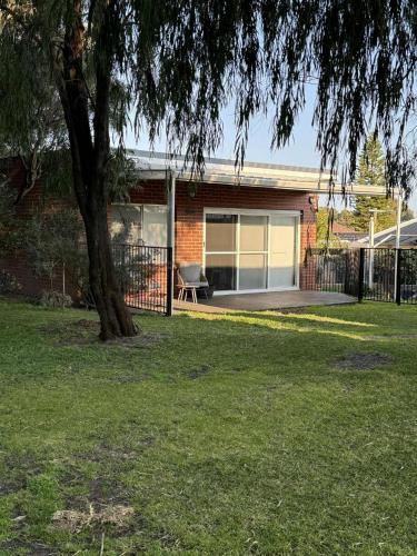 Erin's Bunker Charming Chalet next to Golf Club in Australind