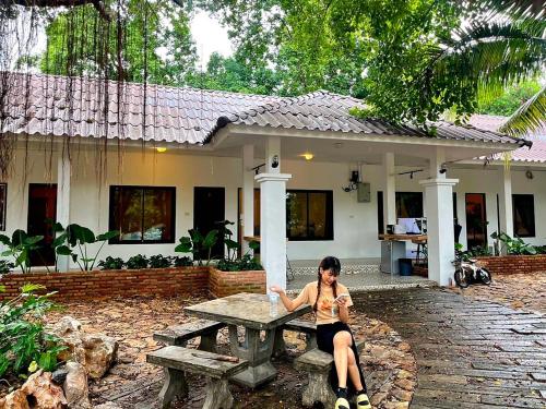 Family room by The Grounds in 龍仔厝府