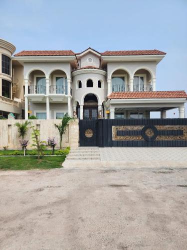 CDA Park Enclave a tastefully furnished property !