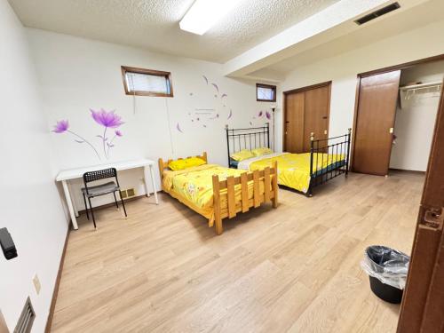Only 7 km from YYC Sandstone Homestay – khách sạn tại Tây Bắc Calgary