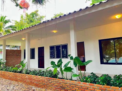 Family room by The Grounds in 龍仔厝府