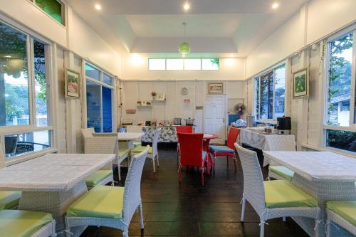 Restaurant, The Target hotel Chiang Rai in San Sai
